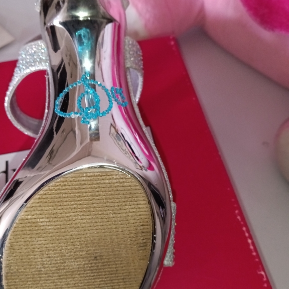 Silver Heels - Picture 4 of 7